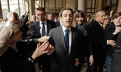 Кандидат от социалистов Франсуа Олланд пока опережает действующего президента Франции Николя Саркози во втором туре выборов, которые проходят в воскресенье, сообщает швейцарская газета "Трибюн де Женев" со ссылкой на собственные данные.