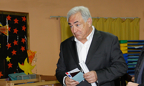 10-й Глава Международного валютного фонда Доминик-Стросс Кан на одном из избирательных участков.