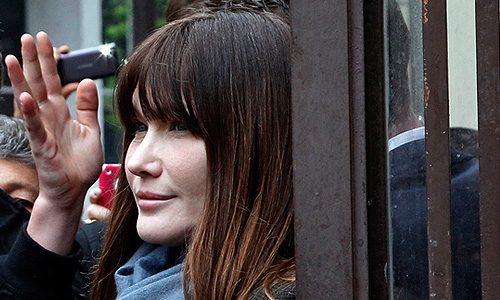 Действующий президент Франции, лидер партии "Союз за народное движение" Николя Саркози отдал свой голос во втором туре президентских выборов на избирательном участке 16-го округа Парижа по месту регистрации его супруги Карлы Бруни-Саркози, которая сопровождала кандидата, сообщили французские СМИ в воскресенье.