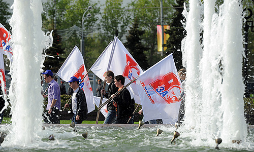 Участники митинга, посвященного годовщине создания Общероссийского народного фронта на Поклонной горе.