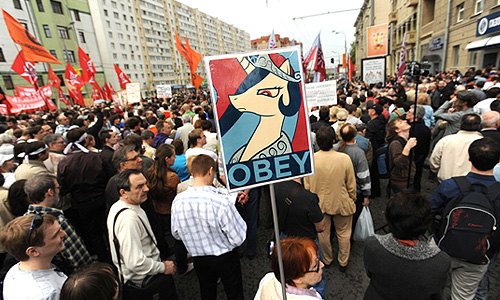 Участники акции "Марш миллионов" во время шествия по улице Большая Якиманка.