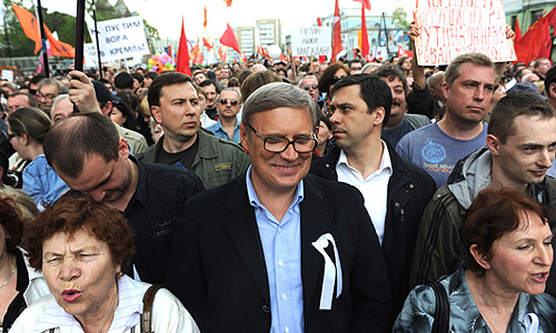 Лидер Российского народно-демократического союза (РНДС) Михаил Касьянов (в центре) во время шествия "Марш миллионов" по улице Большая Якиманка.