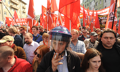 Участники акции "Марш миллионов" во время шествия по улице Большая Якиманка.