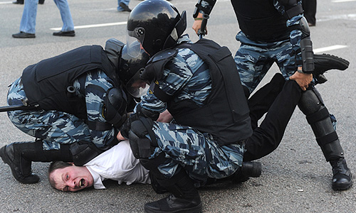 За различные правонарушения на так называемом "Марше миллионов" задержаны 250 человек, сообщили "Интерфаксу" в пресс-службе ГЦУ МВД России по Москве. "За совершение противоправных действий задержано более 250 человек в центре Москвы", - сказал представитель пресс-службы, отметив, что в основном это правонарушители, задержанные в районе Болотной площади.