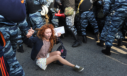 За различные правонарушения на так называемом "Марше миллионов" задержаны 250 человек, сообщили "Интерфаксу" в пресс-службе ГЦУ МВД России по Москве. "За совершение противоправных действий задержано более 250 человек в центре Москвы", - сказал представитель пресс-службы, отметив, что в основном это правонарушители, задержанные в районе Болотной площади.