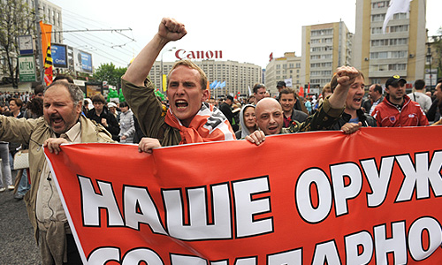 Участники акции "Марш миллионов" во время шествия по улице Большая Якиманка.