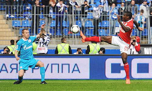 Игроки "Зенита" Александр Анюков и "Спартака" Эммануэль Эменике (слева направо) в матче чемпионата России по футболу: "Зенит" - "Спартак".