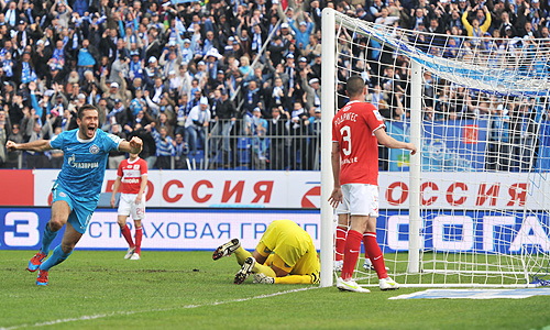 Игрок "Зенита" Александр Кержаков (слева), забивший гол в ворота "Спартака" в матче чемпионата России по футболу: "Зенит" - "Спартак".