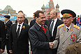Исполняющий обязанности министра обороны РФ Анатолий Сердюков, президент РФ Владимир Путин и председатель правительства России Дмитрий Медведев во время военного Парада Победы на Красной площади.