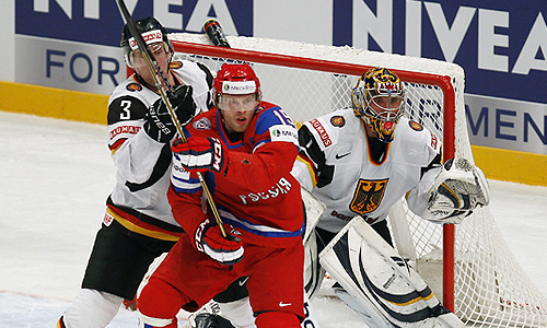 Игроки сборной Германии Джастин Крюгер, сборной России Денис Кокарев и вратарь сборной Германии Дмитрий Кочнев (слева направо) в матче чемпионата мира по хоккею: Россия – Германия – 2:0.