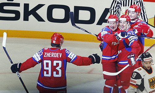 Игроки сборной России Николай Жердев, Алексей Терещенко, Сергей Широков, Дмитрий Калинин и сборной Германии Эван Кауфман (слева направо) по окончании матча чемпионата мира по хоккею: Россия – Германия – 2:0.