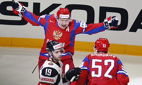 Игроки сборной Германии Эван Кауфман, сборной России Сергей Широков (слева направо на первом плане) и Алексей Терещенко (на втором плане) в матче чемпионата мира по хоккею: Россия – Германия – 2:0.