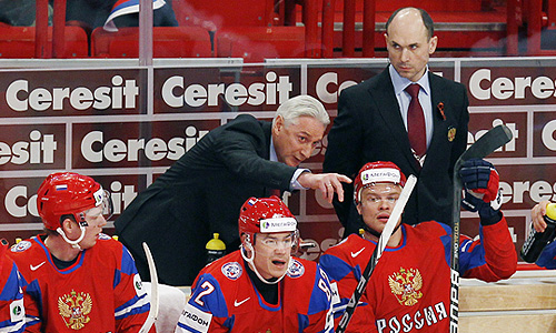 Игроки сборной России Евгений Кузнецов, Евгений Медведев, Денис Денисов (слева направо на первом плане), главный тренер сборной России Зинэтула Билялетдинов и тренер сборной России Дмитрий Юшкевич (слева направо на втором плане) во время матча чемпионата мира по хоккею: Россия – Германия – 2:0.