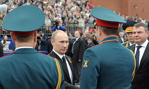 Владимир Путин и исполняющий обязанности министра обороны РФ Анатолий Сердюков во время военного Парада Победы на Красной площади.