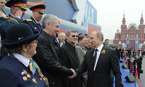 Мэр Москвы Сергей Собянин и президент РФ Владимир Путин во время военного Парада Победы на Красной площади.