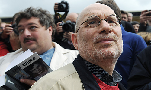 Писатель, поэт и журналист Дмитрий Быков и писатель Григорий Чхартишвили (Борис Акунин) (слева направо) во время акции писателей и музыкантов "Контрольная прогулка" на Пушкинской площади.