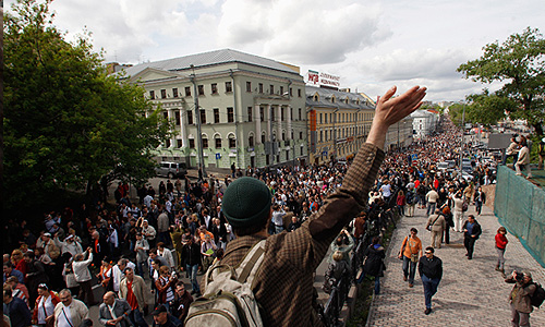 Перед памятником казахскому поэту Абаю Кунанбаеву на Чистопрудном бульваре выступили писатели Сергей Пархоменко, Виктор Шендерович, Дмитрий Быков, а также политики Геннадий и Дмитрий Гудковы и Илья Яшин. "Продолжаем бессрочное народное гуляние. Это наша страна, наш город", - сказал И.Яшин собравшимся на бульваре.