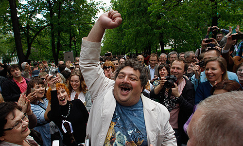 Перед памятником казахскому поэту Абаю Кунанбаеву на Чистопрудном бульваре выступили писатели Сергей Пархоменко, Виктор Шендерович, Дмитрий Быков, а также политики Геннадий и Дмитрий Гудковы и Илья Яшин. "Продолжаем бессрочное народное гуляние. Это наша страна, наш город", - сказал И.Яшин собравшимся на бульваре.