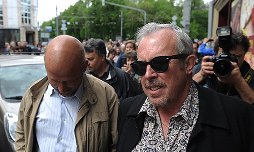 Лидер группы "Машина времени" Андрей Макаревич (справа) во время акции писателей и музыкантов "Контрольная прогулка".