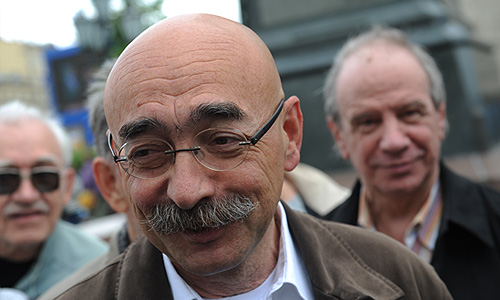 Художник-карикатурист Андрей Бильжо (на первом плане) во время акции писателей и музыкантов "Контрольная прогулка".