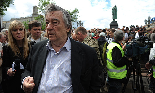 Публицист Александр Проханов во время акции писателей и музыкантов "Контрольная прогулка" на Пушкинской площади.