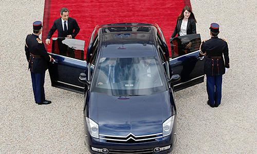 Николя Саркози и Карла Бруни-Саркози покидают Елисейский дворец.