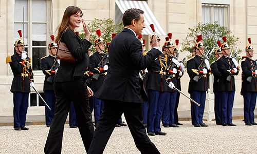 Николя Саркози и Карла Бруни-Саркози покидают Елисейский дворец.