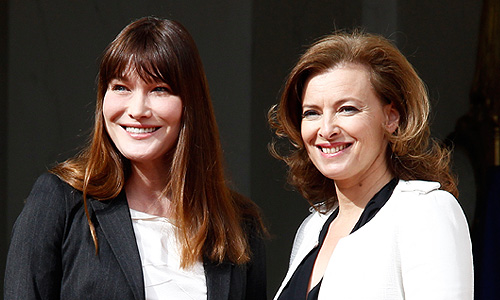 Бывшая первая леди Франции Карла Бруни-Саркози и новая первая леди Франции Валери Триервейлер.