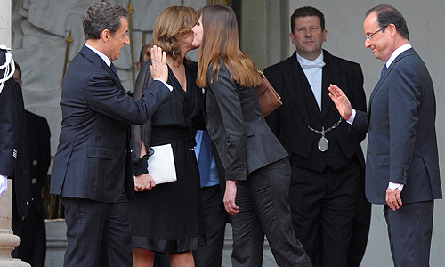 Полномочия главы французского государства официально принял на себя избранный президент Франции Франсуа Олланд. Церемония, в которой приняли участие 400 гостей, прошла в Елисейском дворце, сообщает канцелярия президента.