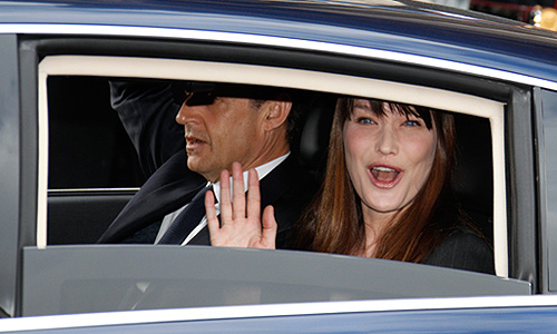 Николя Саркози и Карла Бруни-Саркози покидают Елисейский дворец.