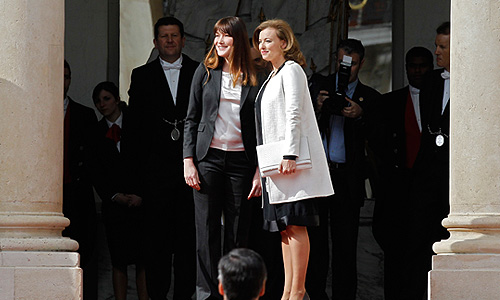 Бывшая первая леди Франции Карла Бруни-Саркози и новая первая леди Франции Валери Триервейлер.