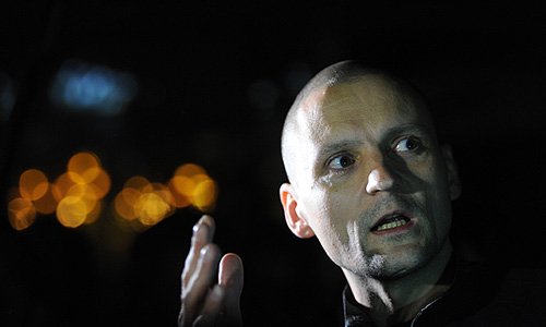 Лидер "Левого фронта" Сергей Удальцов после освобождения из спецприемника, где он отбывал 15-суточный административный арест за неповиновение сотрудникам полиции.