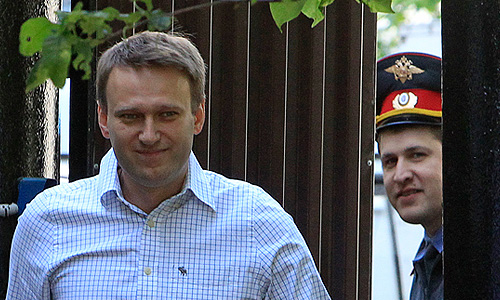 Блогер Алексей Навальный после освобождения из спецприемника, где он отбывал 15-суточный административный арест за неповиновение сотрудникам полиции.