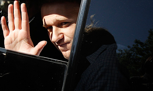 Блогер Алексей Навальный после освобождения из спецприемника, где он отбывал 15-суточный административный арест за неповиновение сотрудникам полиции.