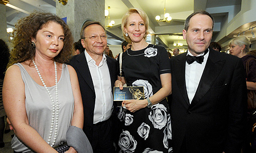 Супруга И.Угольникова Алла, генеральный директор телерадиовещательной организации (ТРО) Союзного Государства России и Белоруссии Игорь Угольников, телеведущие Татьяна Лазарева и Михаил Шац (слева направо) перед началом церемонии вручения премии телевизионного конкурса "ТЭФИ-2011" в категории "Лица" у театра "Новая опера".