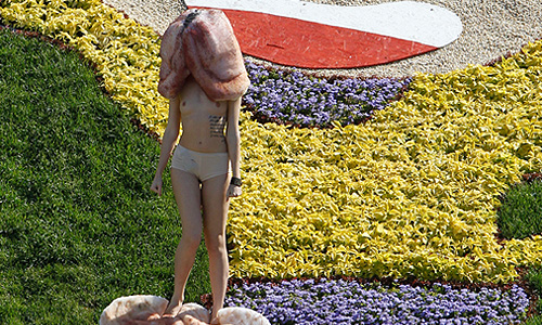 "FEMEN продолжает секс-атаку на Евро-2012 и призывают украинцев прятать женщин и детей во время чемпионата от пенисов секс-туристов и педофилов", - сообщается в блоге FEMEN.