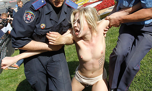 "FEMEN продолжает секс-атаку на Евро-2012 и призывают украинцев прятать женщин и детей во время чемпионата от пенисов секс-туристов и педофилов", - сообщается в блоге FEMEN.