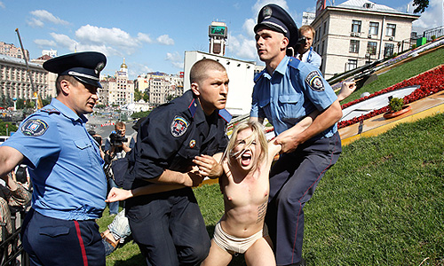 "FEMEN продолжает секс-атаку на Евро-2012 и призывают украинцев прятать женщин и детей во время чемпионата от пенисов секс-туристов и педофилов", - сообщается в блоге FEMEN.