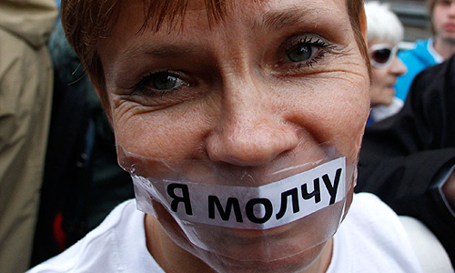 Несколько активистов оппозиции задержаны на Триумфальной площади полицией в четверг вечером за участие в несанкционированном митинге. Полицейские в защитных шлемах отвели задержанных в автобусы. Полиция не дает оппозиционерам собираться, оттесняя людей от концертного зала имени Чайковского.