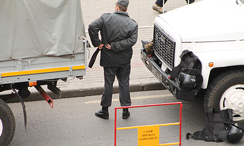 Полиция с раннего утра четверга запретила парковку машин на улицах, прилегающих к Триумфальной, создав тем самым трудности для автомобилистов, работающих в районе станции метро "Маяковская". Многие из них не смогли припарковать автомобили.