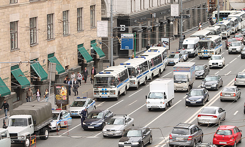 Полиция с раннего утра четверга запретила парковку машин на улицах, прилегающих к Триумфальной, создав тем самым трудности для автомобилистов, работающих в районе станции метро "Маяковская". Многие из них не смогли припарковать автомобили.