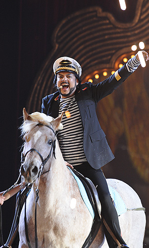 Певец Филипп Киркоров во время выступления на церемонии вручения премии МУЗ-ТВ в спорткомплексе "Олимпийский".