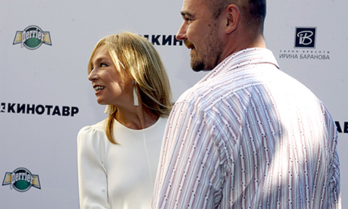 Главный редактор российской версии журнала "Interview" Алена Долецкая и председатель КиноСоюза, режиссер Борис Хлебников на церемонией открытия XXIII кинофестиваля "Кинотавр".