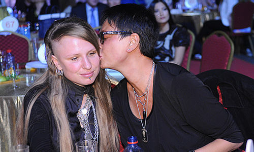 Режиссер Валерия Гай Германика и политик Ирина Хакамада (слева направо) на церемонии вручения премии МУЗ-ТВ в спорткомплексе "Олимпийский".