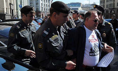 Задержание участника акции протеста против принятия поправок, ужесточающих ответственность за проведение несанкционированных уличных акций, у здания Госдумы