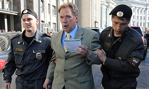 Задержание участника акции протеста против принятия поправок, ужесточающих ответственность за проведение несанкционированных уличных акций, у здания Госдумы РФ.