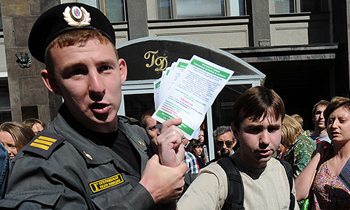 Задержание участника акции протеста против принятия поправок, ужесточающих ответственность за проведение несанкционированных уличных акций, у здания Госдумы РФ.