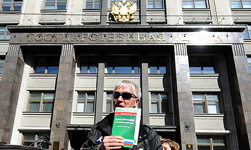 Участник акции протеста против принятия поправок, ужесточающих ответственность за проведение несанкционированных уличных акций, у здания Госдумы РФ.