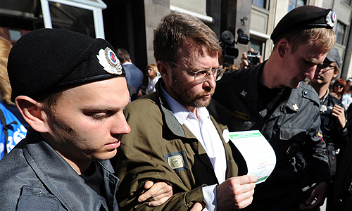 Задержание участника акции протеста против принятия поправок, ужесточающих ответственность за проведение несанкционированных уличных акций, у здания Госдумы