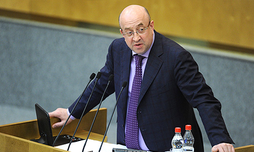 Председатель комитета Госдумы по конституционному законодательству и государственному строительству Владимир Плигин во время выступления на пленарном заседании Госдумы РФ.